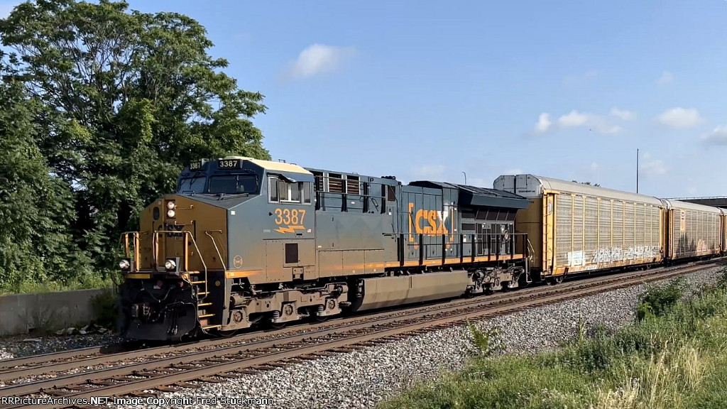 CSX 3387 leads M215.